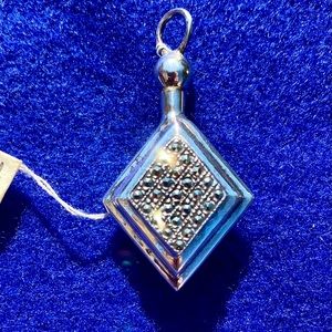 Perfume pendant NWT